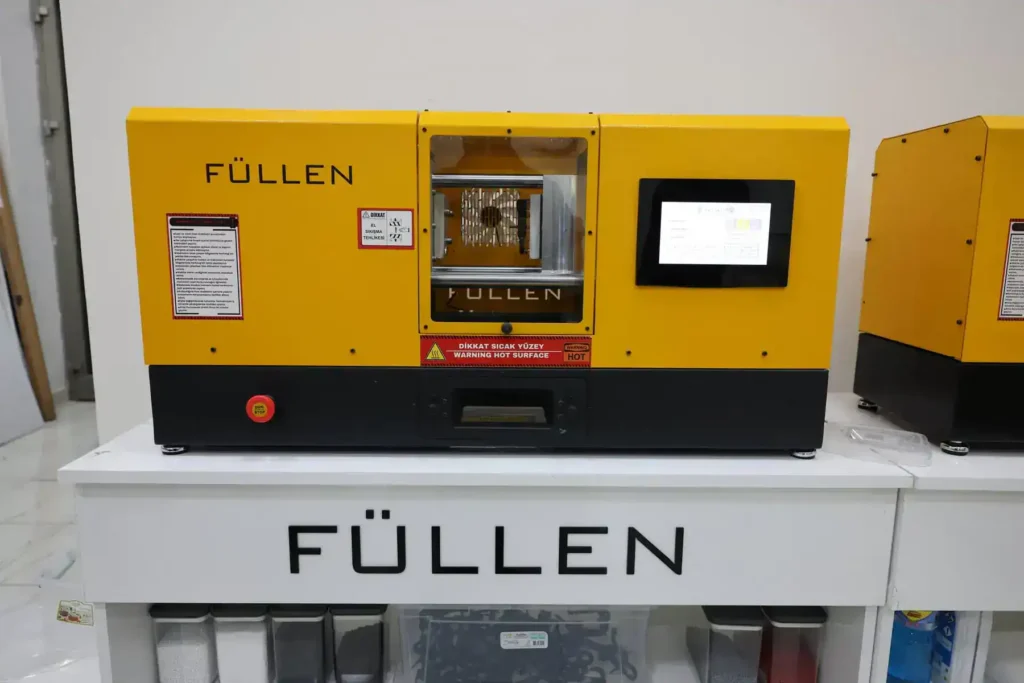 Füllen’s Desktop Plastic Injection Machine MiniMolder Manufactured with Xometry